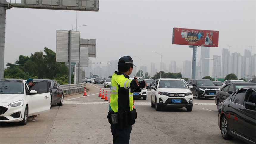 执勤交警指挥车辆有序通行。