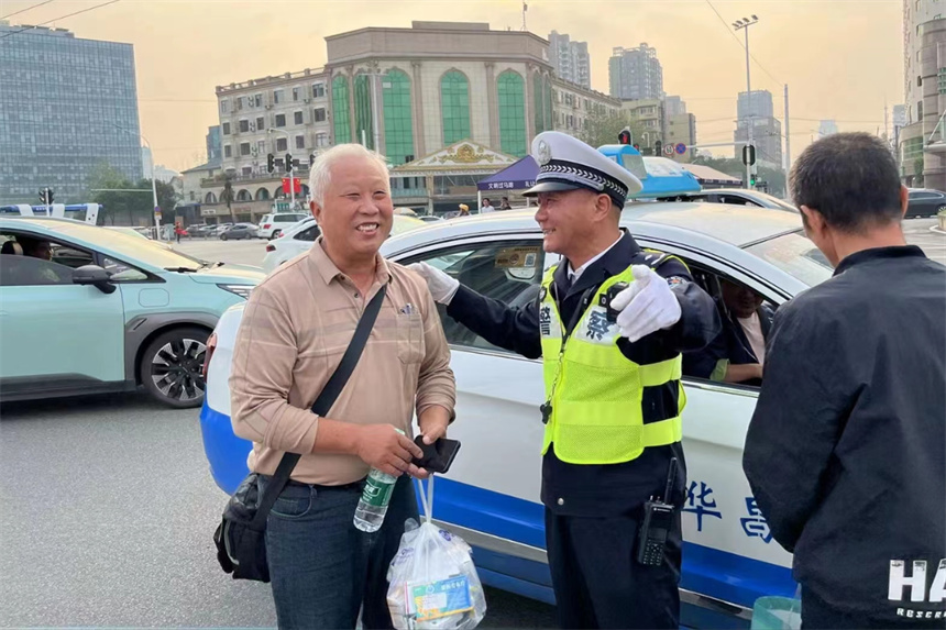 执勤交警热心服务市民游客。