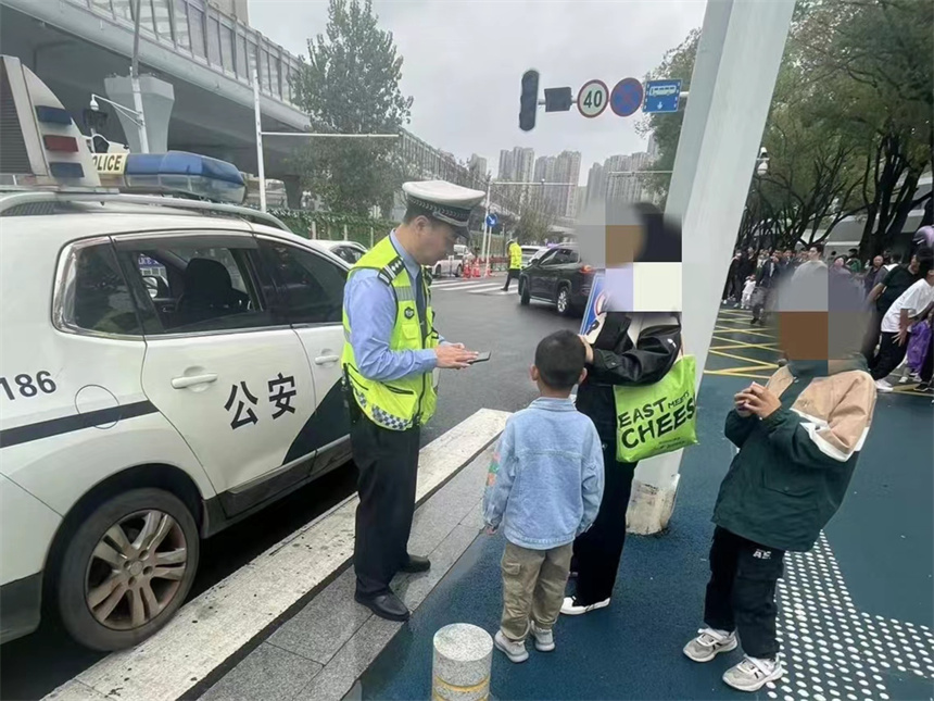 执勤交警热心服务市民游客。