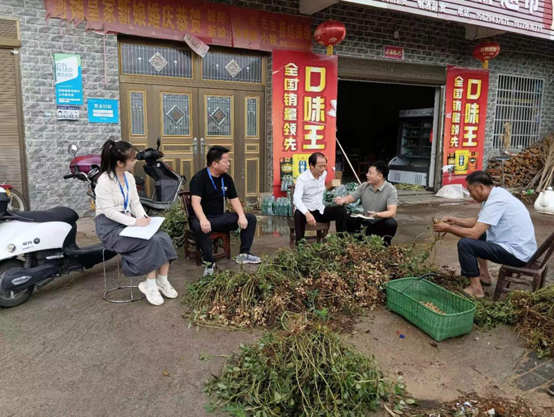 罗田县纪委监委干部下沉一线与群众面对面交流了解诉求。