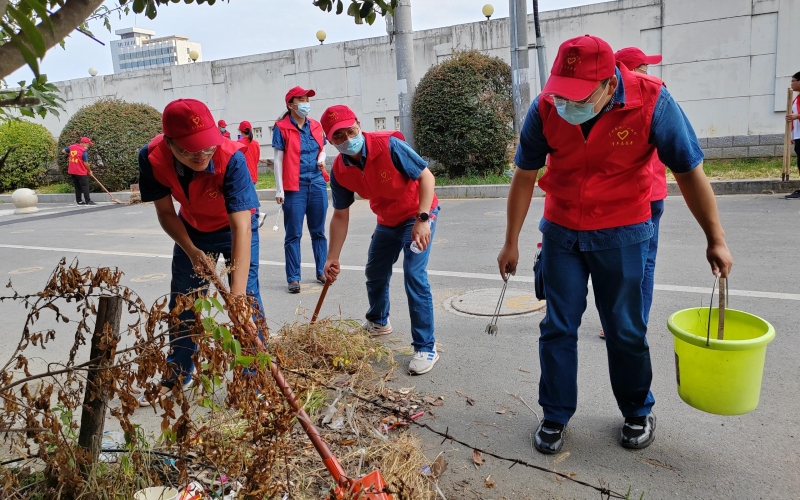 “小红帽”协助社区清理街道垃圾。