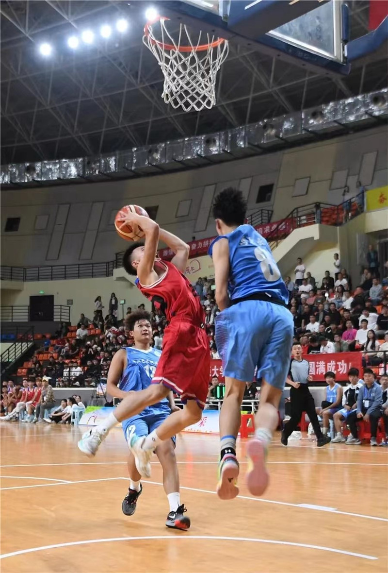 激烈的籃球“村BA”賽。潛江市委宣傳部供圖