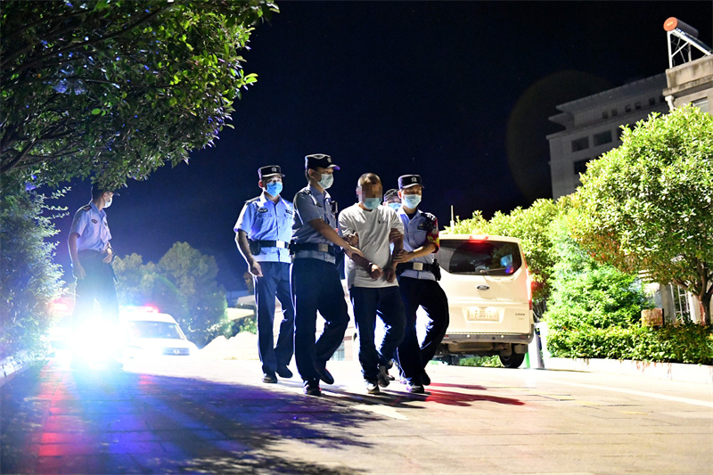 民警抓获违法犯罪嫌疑人。