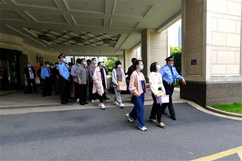 民警抓获违法犯罪嫌疑人。