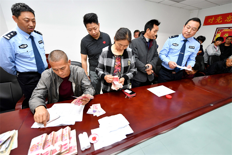 民警向群众发放追讨工资。