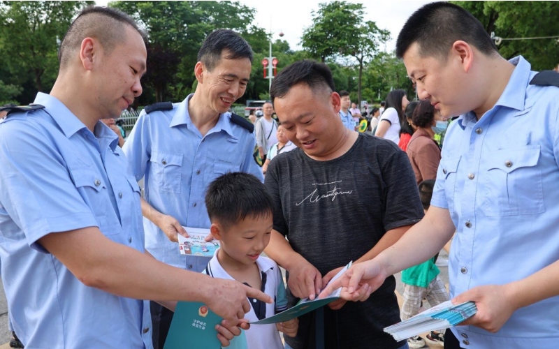 专卖人员向学生及家长宣传电子烟危害。