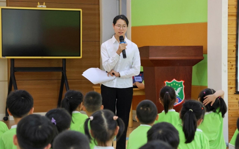 青年普法员为学龄前儿童讲述法律小故事。