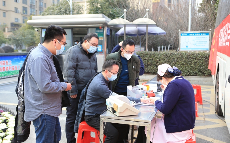 十堰市烟草专卖局（公司）组织干部员工参加献血活动。十堰市烟草专卖局（公司）供图