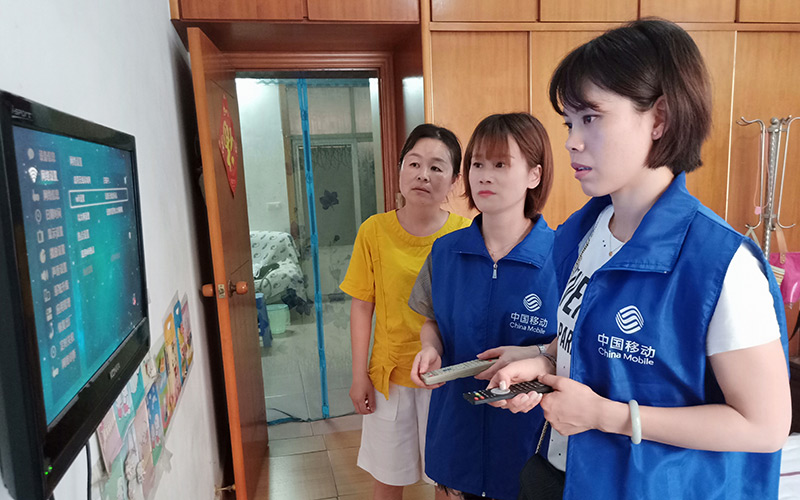 湖北移动工作人员上门为用户调测网络