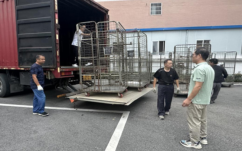 深入基层开展跟车送货调研。谈洪涛摄