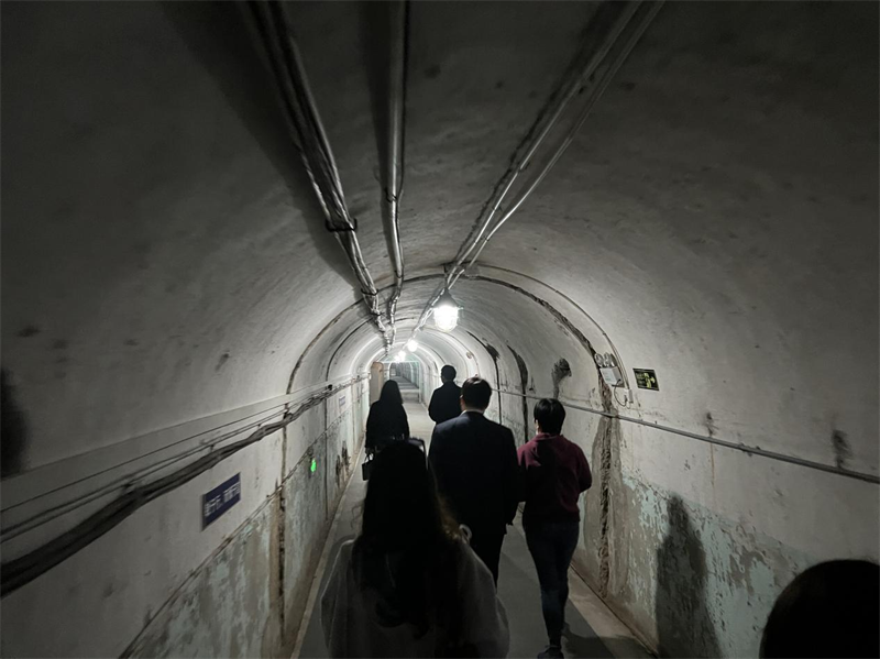 節目組在華中科技大學引力中心山洞實驗室進行調研。