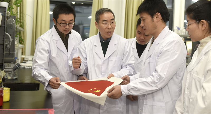 鑽研紡織技術的徐衛林院士與曹根陽教授等團隊成員。