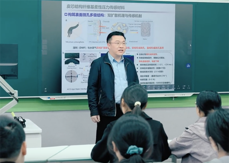 武漢紡織大學王棟教授在分享科研成果。