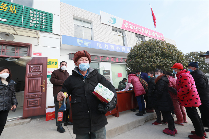 村民在“电力爱心超市”中兑换物品。国网武汉供电公司供图