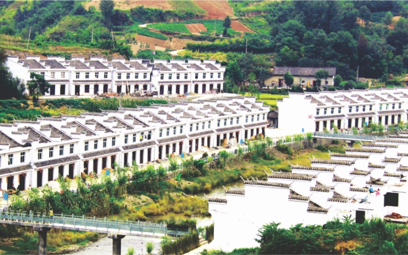 国家烟草专卖局帮扶竹山县麻家渡镇建设移民新农村。十堰市烟草专卖局供图