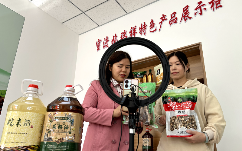 湖北竹山县官渡镇特色农产品线上直播。