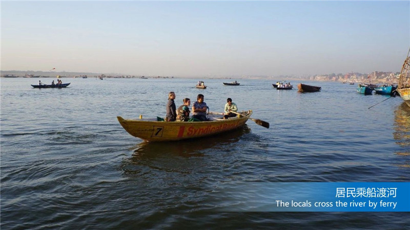 孟加拉人民在乘坐渡船。