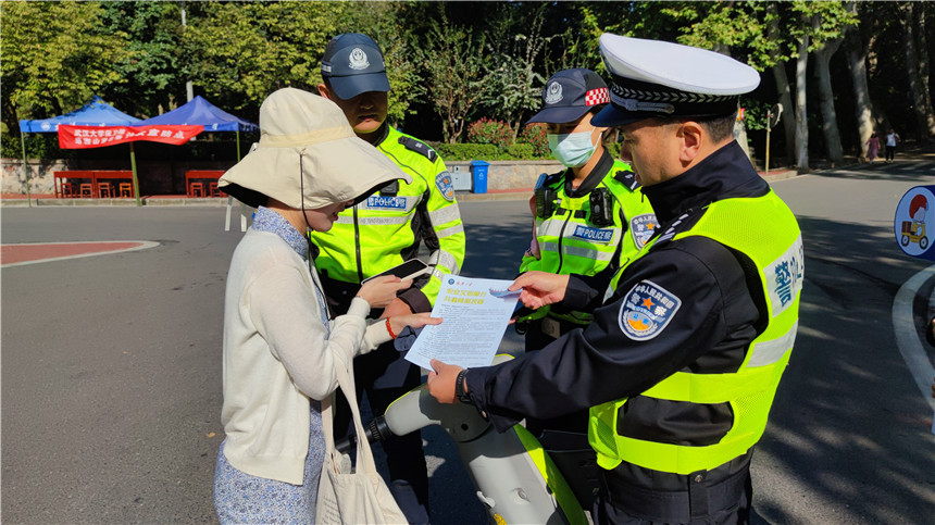 湖北武汉：安全教育不停歇 “一盔一带”送教进高校
