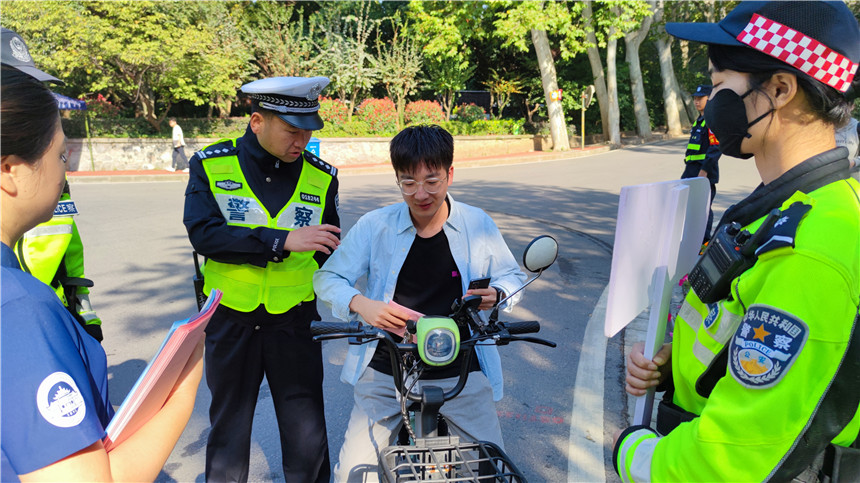湖北武汉：安全教育不停歇 “一盔一带”送教进高校【2】