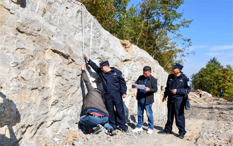 保康公安驻村工作队民警在进行道路测量。