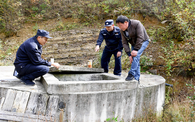 保康公安驻村工作队民警踏查村民蓄水池。