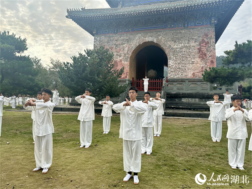 太极爱好者相聚武当山玉虚宫，集体习练九式太极。