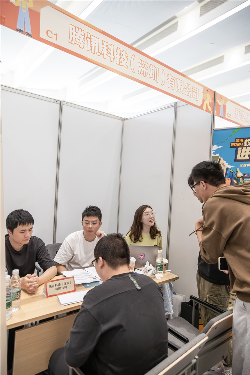 众多知名公司展位吸引学子青睐。徐一帆摄