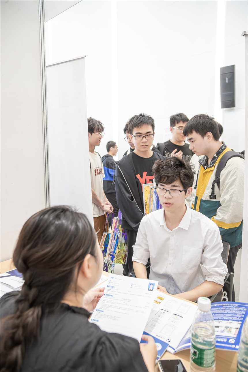 应聘学子和招聘单位沟通交流。徐一帆摄