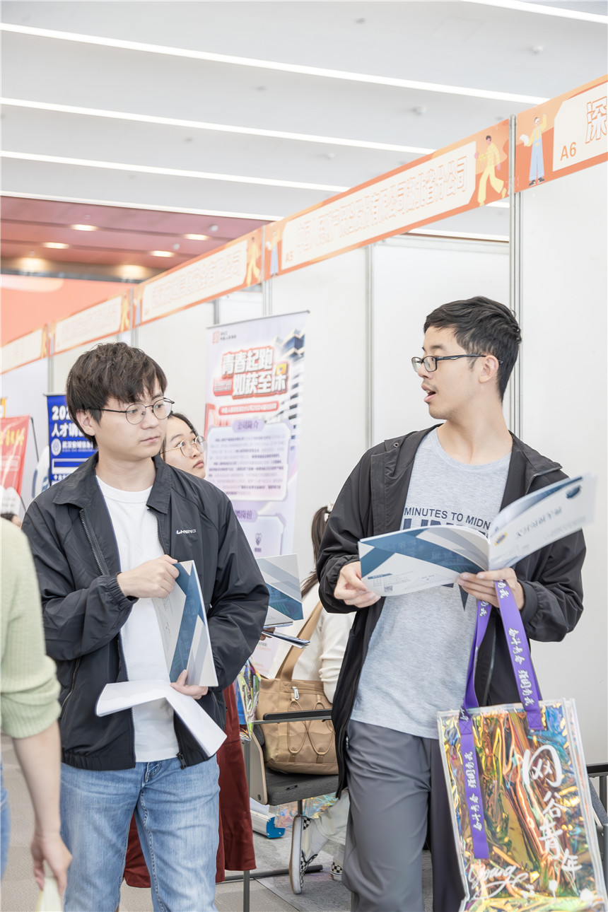 同学之间交流心得。徐一帆摄