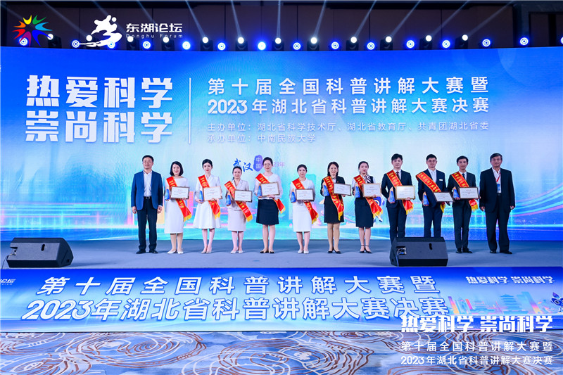 成人组一等奖合影。