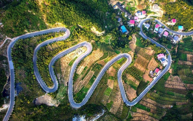 郧西乡村公路托起乡村振兴梦。郧轩文摄