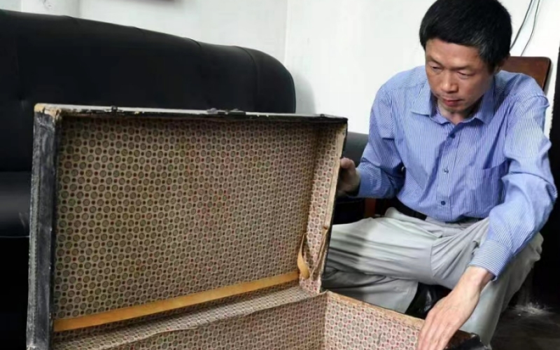 蔡以忱嫡孙蔡亚生打开祖父用过的皮箱。
