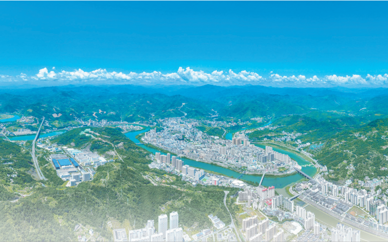 山环水绕竹山县城。王俊摄