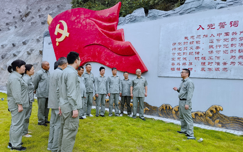 国网竹溪县供电公司党员们参观锣鼓洞战斗纪念馆。郭旭摄