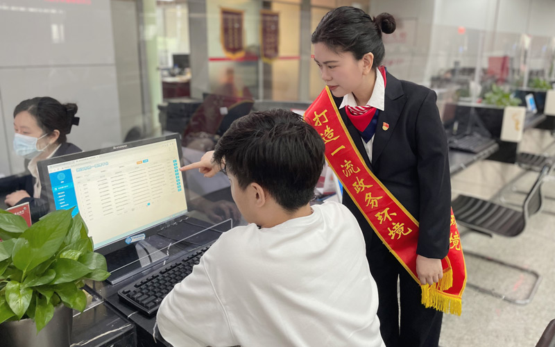 武汉市房管局驻市民之家窗口工作人员现场指导企业网上申报。武汉市房管局供图