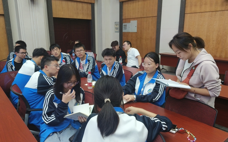 黃陂二中高二年級的學生們走進武漢大學。