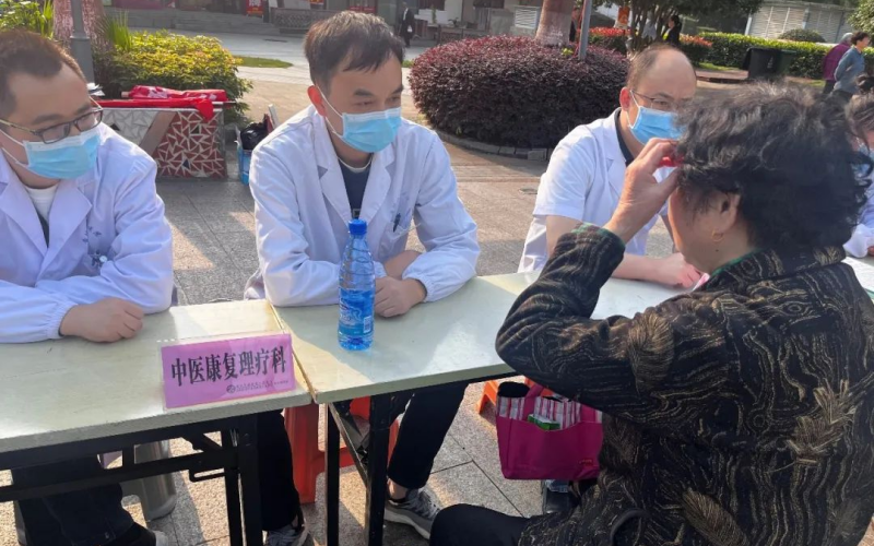 组织各级各类医疗机构开展义诊便民活动。