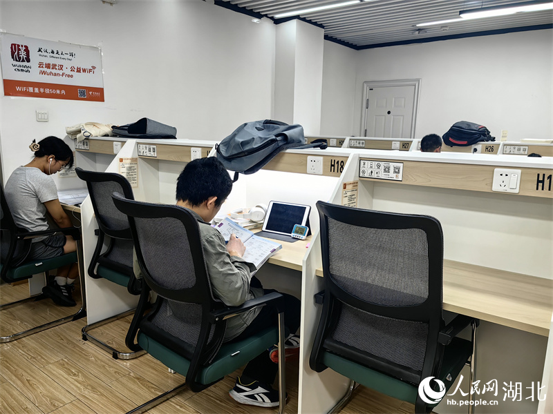 江漢區圖書館內的安靜書桌。人民網記者 肖璐欣攝