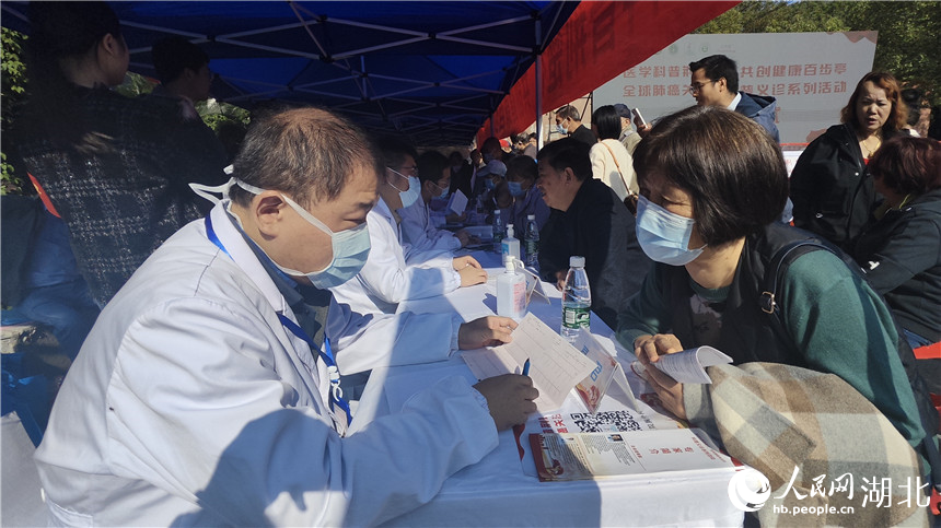 义诊现场。人民网 王郭骥摄