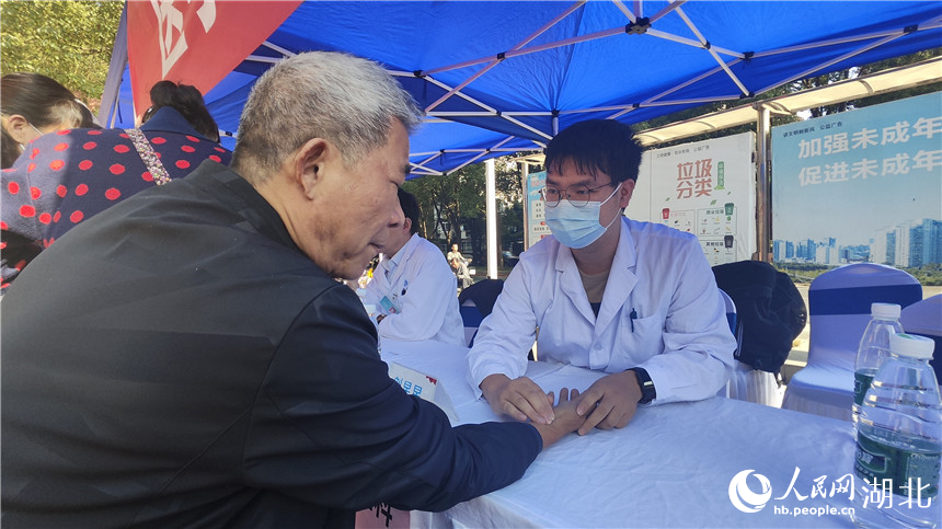义诊现场。人民网 王郭骥摄