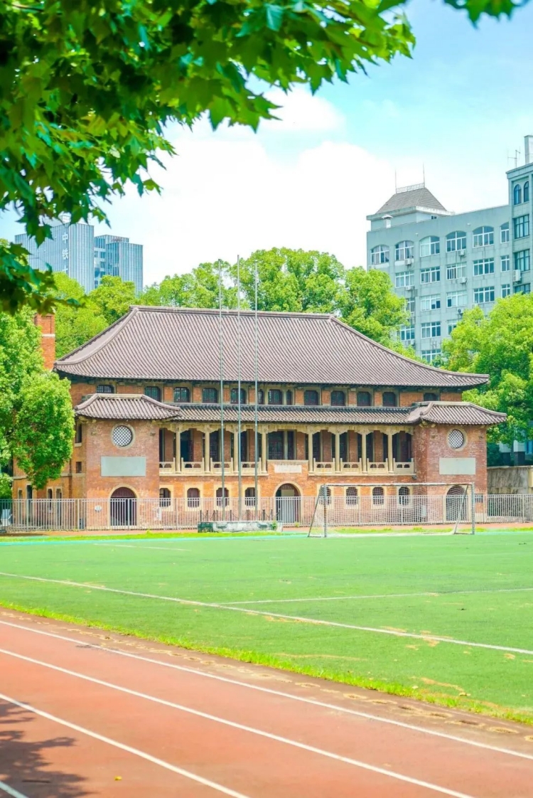 街区里的百年老建筑翟雅阁已成为“武汉设计之都客厅”。昌宣摄