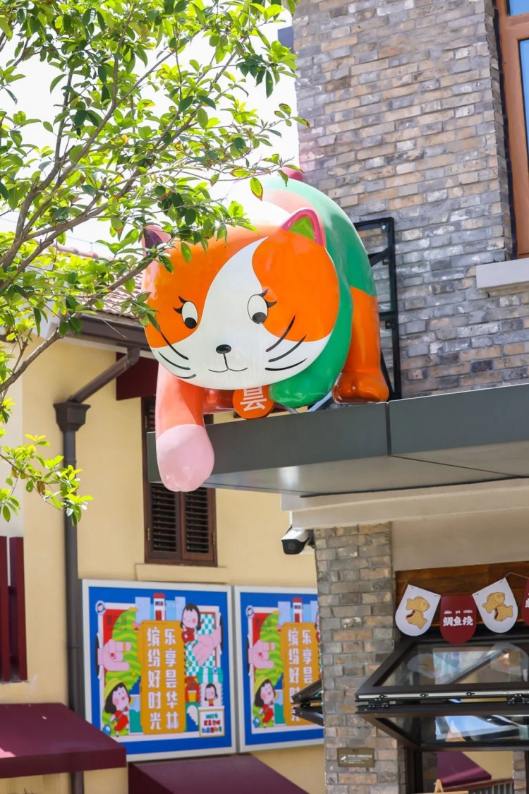 颇具设计感的店铺门头。昌宣摄