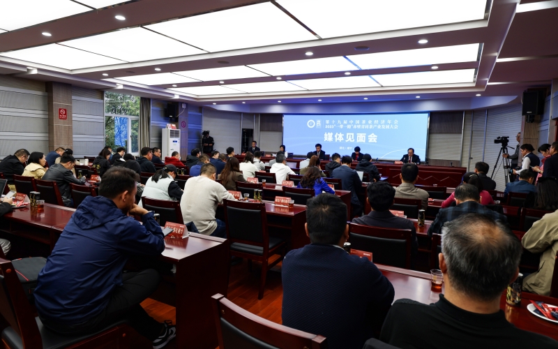 第十九届中国茶业经济年会2023“一带一路”赤壁青砖茶产业发展大会媒体见面会。田红云摄