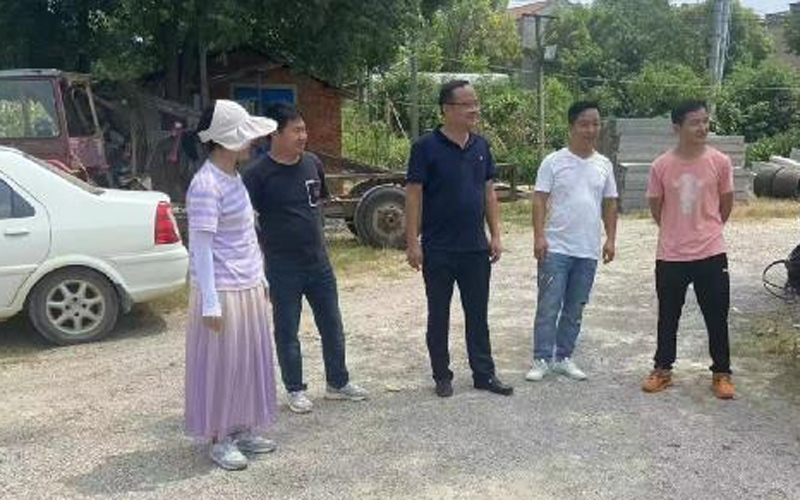 紀工委工作人員到現場調查核實村民喻某某家建房情況