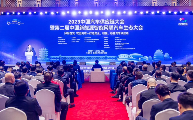来自全球汽车行业领域企业家、专家学者参会。李岿摄