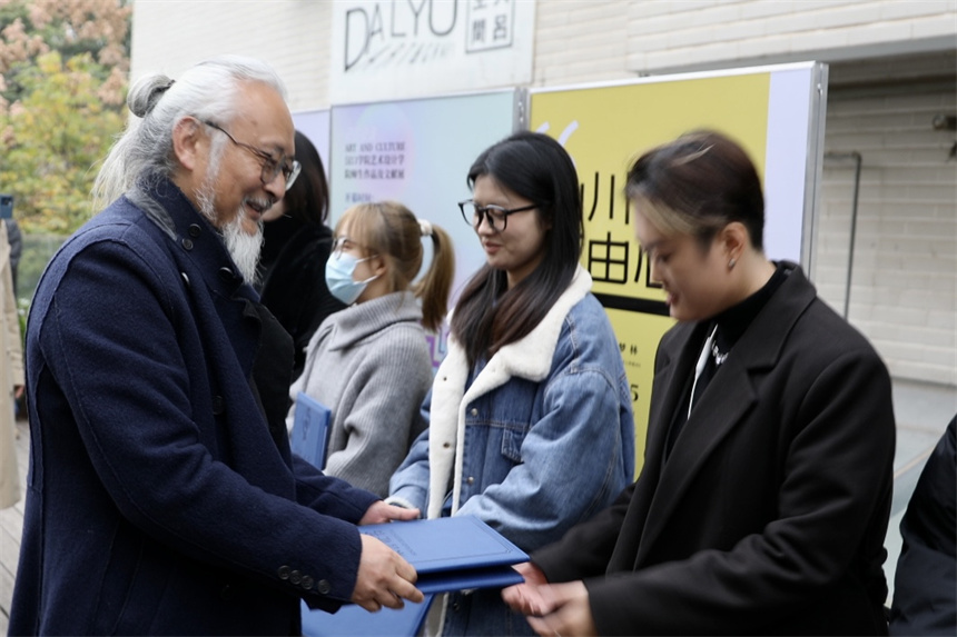 漢口學院藝術設計學院舉辦“五色比象”師生作品及文獻展