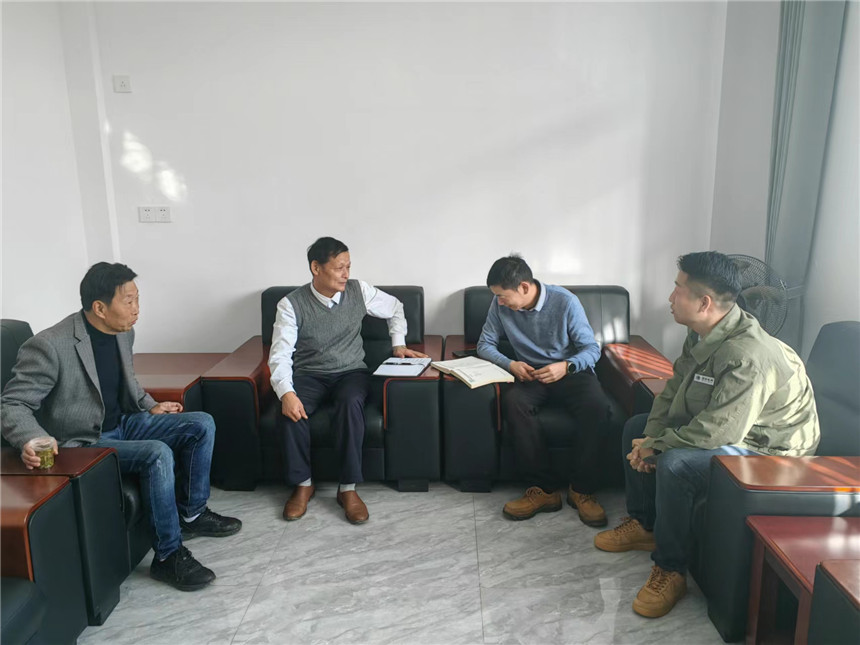 相关人员商议“电力爱心超市”联合运营积分兑换及商品发放事宜。段浪摄