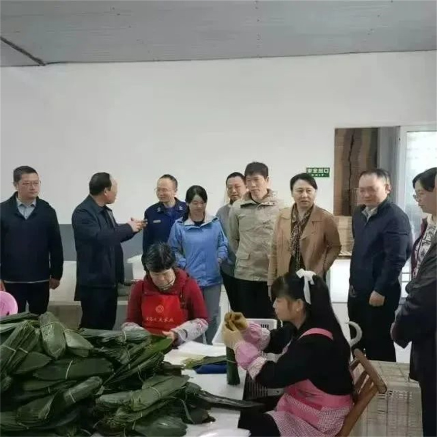 工作隊實地調研楓香坪村箬葉加工生產。