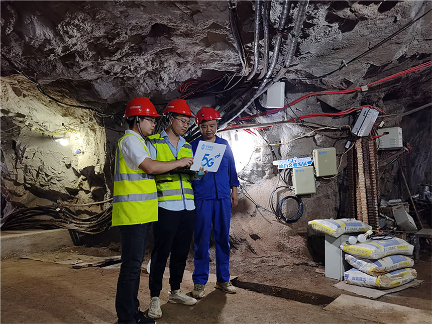 移動網絡建設人員在礦山井下進行5G網絡測試優化。