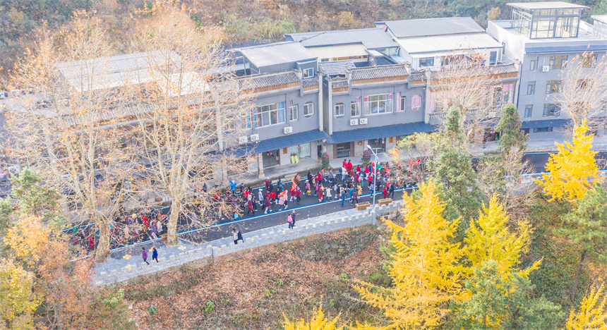 好吃又好玩 湖北龜峰山景區舉辦千人“吊鍋·登山節”